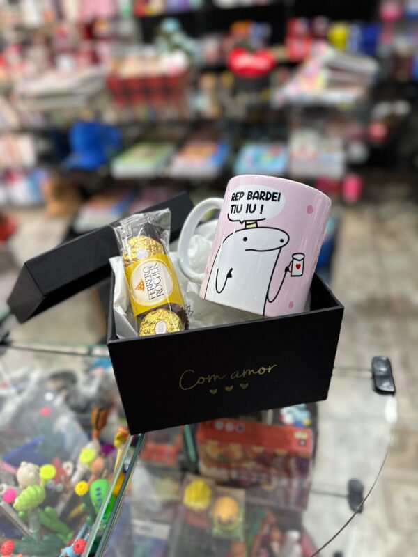 CAIXA COM TAMPA COM CANECA DE ANIVERSÁRIO ROSA REP BARDEI TIU UI! VOCÊ MERECIA O MUNDO MAS EU SÓ TINHA DINHEIRO PRA UMA - Imagem 3