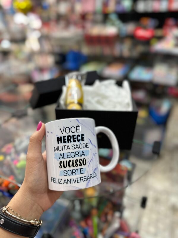 CAIXA COM TAMPA COM CANECA DE ANIVERSÁRIO AZUL REP BARDEI TIU UI! VOCÊ MERECIA O MUNDO MAS EU SÓ TINHA DINHEIRO PRA UMA - Imagem 2