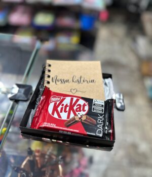 CAIXA COM SCRAPBOOK, 18FOTOS ADESIVAS E KITKAT