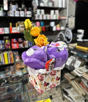 CESTA COM PANTUFA URSINHOS CARINHOSOS TAM 26 AO 31 COM FLOR ARTIFICIAL E KINDER BUENO