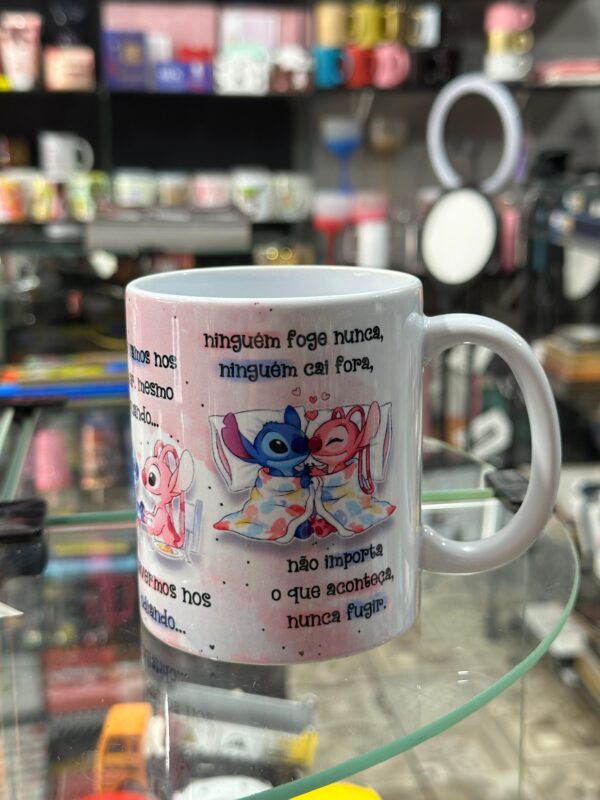 CANECA DE PORCELANA STITCH E ANGEL | O QUE A GENTE VAI PROMETER UM PRO OUTRO? - Imagem 4