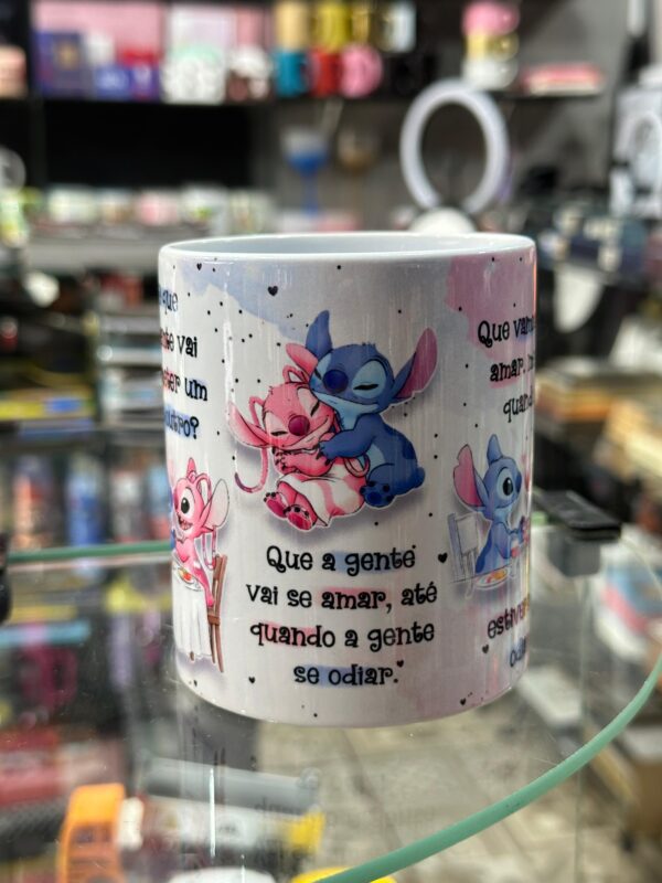 CANECA DE PORCELANA STITCH E ANGEL | O QUE A GENTE VAI PROMETER UM PRO OUTRO? - Imagem 2