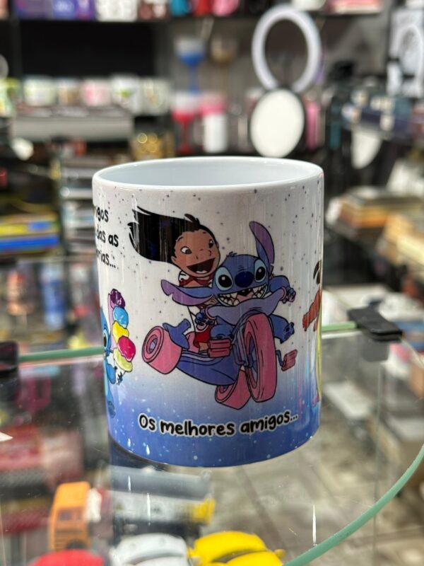 CANECA DE PORCELANA | OS BONS AMIGOS CONHECEM TODAS AS NOSSAS HISTÓRIAS, OS MELHORES AMIGOS FAZEM PARTE DELA! (STITCH) - Imagem 2