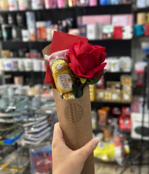 BOTÃO DE ROSA MÉDIA COM CARTÃO E FERRERO