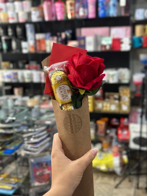 BOTÃO DE ROSA MÉDIA COM CARTÃO E FERRERO