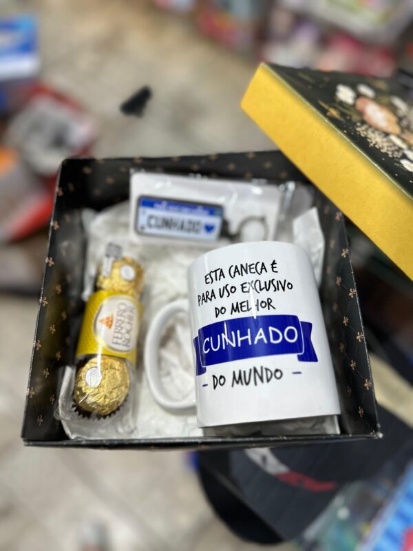 CAIXA COM CANECA CUNHADO + FERRERO + CHAVEIRO TIO