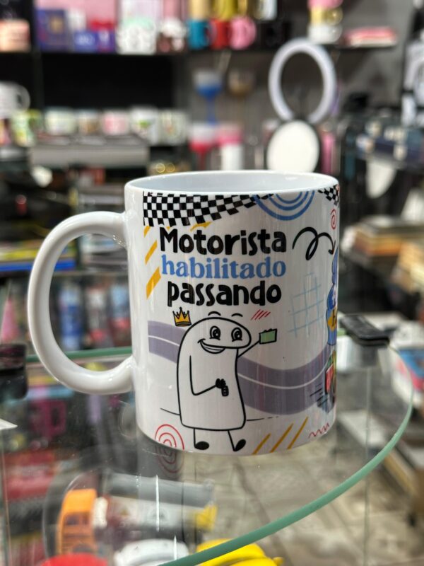 CANECA DE PORCELANA BRANCA | MOTORISTA HABILITADO PASSANDO | SAI DA FRENTE, TIREI HABILITAÇÃO | SUPER PILOTO  MOTORISTA