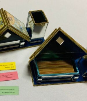 CAIXA DE PROMESSA ESPELHADA NO FORMATO DE UMA CASA E COM PORTA CANETA