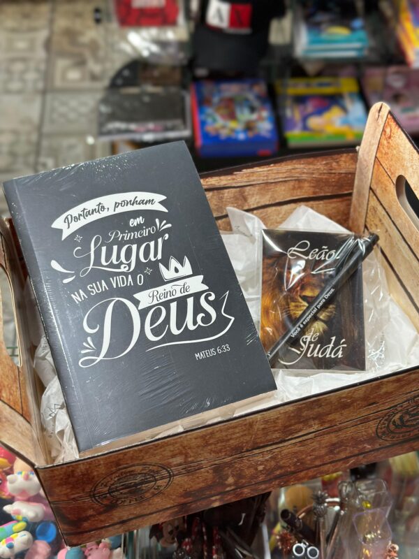 CESTA COM BIBLÍA + BLOCO DE NOTAS COM CANETA