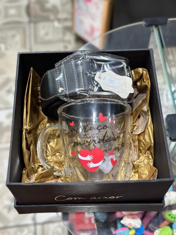 CAIXA COM CINTO DE COURO + CANECA SEU ABRAÇO É MEU LUGAR PREFERIDO NO MUNDO