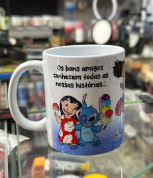 CANECA DE PORCELANA | OS BONS AMIGOS CONHECEM TODAS AS NOSSAS HISTÓRIAS, OS MELHORES AMIGOS FAZEM PARTE DELA! (STITCH)