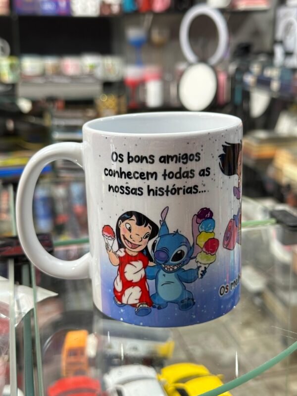 CANECA DE PORCELANA | OS BONS AMIGOS CONHECEM TODAS AS NOSSAS HISTÓRIAS, OS MELHORES AMIGOS FAZEM PARTE DELA! (STITCH)
