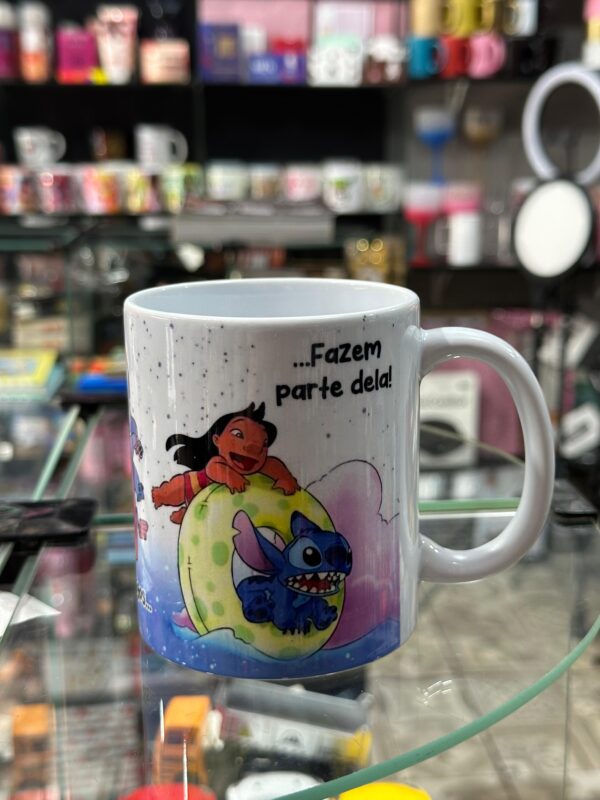 CANECA DE PORCELANA | OS BONS AMIGOS CONHECEM TODAS AS NOSSAS HISTÓRIAS, OS MELHORES AMIGOS FAZEM PARTE DELA! (STITCH) - Imagem 3