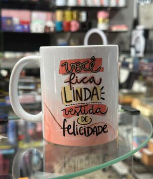 CANECA PORCELANA VOCÊ FICA LINDA VESTIDA DE FELICIDADE