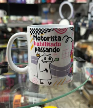 CANECA DE PORCELANA BRANCA | MOTORISTA HABILITADA PASSANDO | SAI DA FRENTE, TIREI HABILITAÇÃO | SUPER PILOTA  MOTORISTA