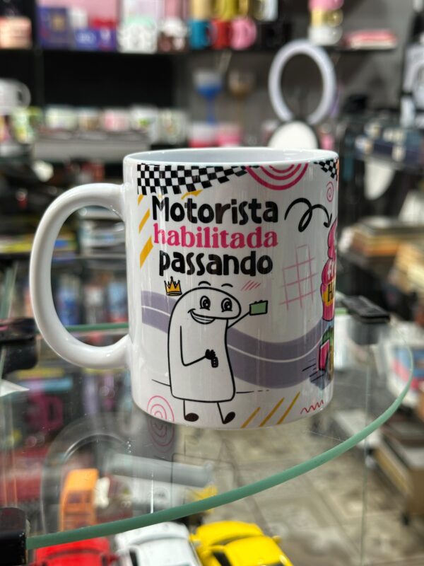 CANECA DE PORCELANA BRANCA | MOTORISTA HABILITADA PASSANDO | SAI DA FRENTE, TIREI HABILITAÇÃO | SUPER PILOTA  MOTORISTA