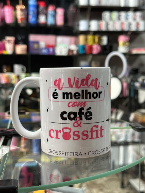 CANECA DE PORCELANA | A VIDA É MELHOR COM CAFÉ E CROSSFIT | CROSSFITEIRA