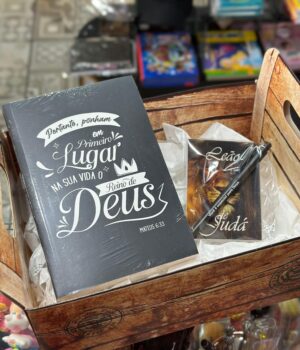 CESTA COM BIBLÍA + BLOCO DE NOTAS COM CANETA