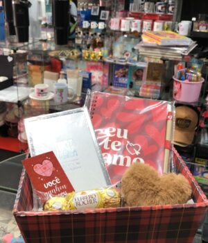 CESTA COM PORTA RETRATO + POMPOM DE CORAÇÃO + CARTÃO + FERRERO + BLOCO DE NOTAS