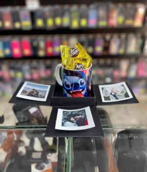 CAIXA MINI EXPLOSÃO COM CANECA BRANCA E 4 FOTOS POLAROIDS E 5 OURO BRANCO