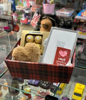 CESTA COM FERRERO + PORTA RETRATO + CARTÃO + POMPOM DE CORAÇÃO