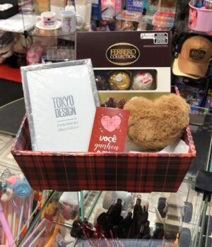 CESTA COM PORTA RETRATO + POMPOM DE CORAÇÃO + CARTÃO + FERRERO