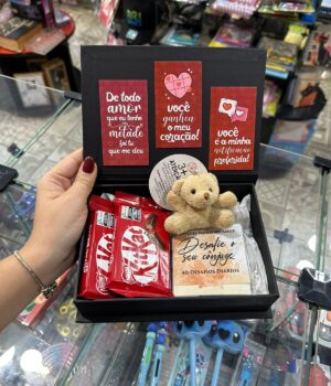 CAIXA ROMÂNTICA EU E CASCA DE BALA COM CHAVEIRO DE PELÚCIA + 2 CHOCOLATES + DESAFIE SEU CÔNJUGE