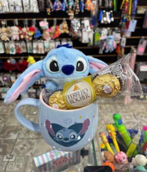 KIT CANECA DO STITCH COM FERRERO E CHAVEIRO DE PELÚCIA DO STITCH