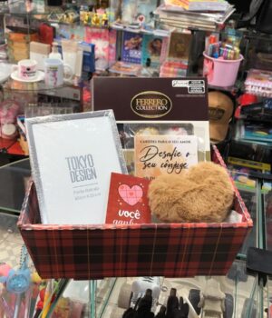 CESTA COM PORTA RETRATO + DESAFIE SEU CÔNJUGE + POMPOM DE CORAÇÃO + CARTÃO + FERRERO