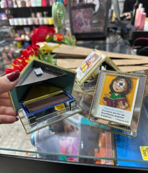 CAIXA DE PROMESSA ESPELHADA NO FORMATO DE UMA CASA