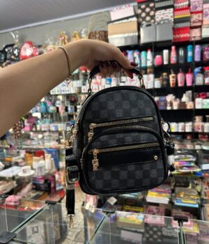 BOLSA / MOCHILA PRETO COM CHAVEIRO DE URSINHO 20X10X23CM