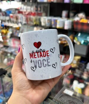 CANECA PORCELANA METADE DE MIM É AMOR