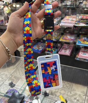 CORDÃO AUTISMO QUEBRA-CABEÇA COM PORTA CRACHÁ