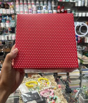 REF: 21003 CAIXA QUADRADA POÁ VERMELHA P 18x18x8,5cm