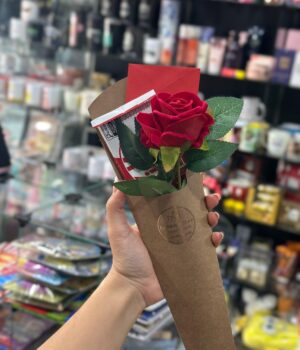 BOTÃO DE ROSA PEQUENA COM CARTÃO E KITKAT