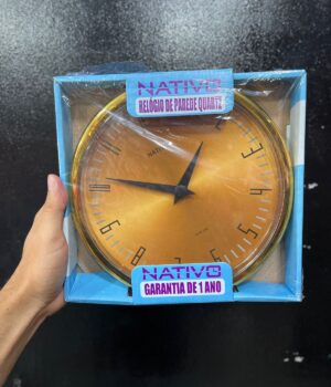 RELÓGIO DE PAREDE DOURADO E NÚMEROS PRETOS