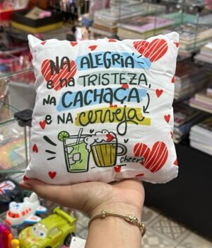 ALMOFADA 20x20CM NA ALEGRIA E NA TRISTEZA NA CACHAÇA E NA CERVEJA