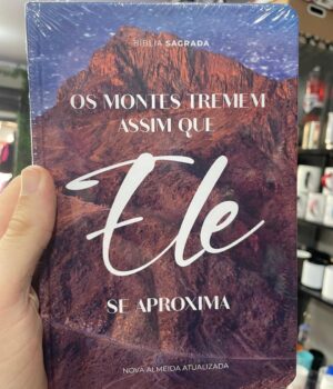 BÍBLIA NAA OS MONTES TREMEM ASSIM QUE ELE SE APROXIMA CAPA DURA LETRA NORMAL