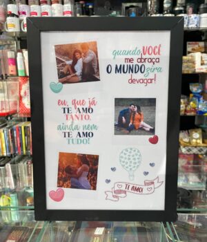 QUADRO ROMÂNTICO COM 3 FOTOS - QUANDO VOCÊ ME ABRAÇA O MUNDO GIRA DEVAGAR 20X30CM