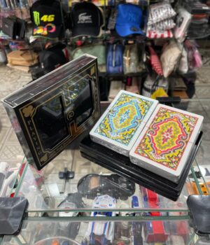 BARALHO DE PLÁSTICO COM ESTOJO PRETO 54 CARTAS