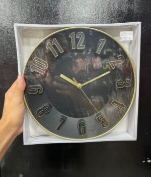 RELÓGIO DE PAREDE PRETO COM NÚMEROS DOURADOS