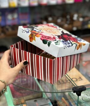 REF:21001 CAIXA QUADRADA FLORAL LISTRAS VERTICAIS P 18x18x8,5CM