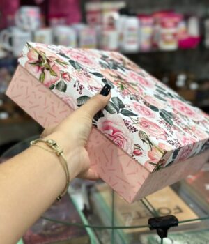REF:21010 CAIXA QUADRADA FLORAL ROSA G 25x25x8,5CM