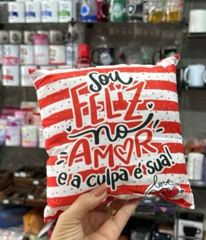ALMOFADA 20x20CM SOU FELIZ NO AMOR E A CULPA É SUA