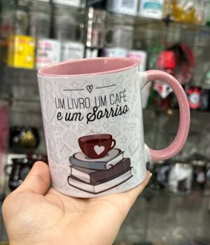 CANECA ALÇA E INTERIOR ROSA UM LIVRO, UM CAFÉ E UM SORRISO