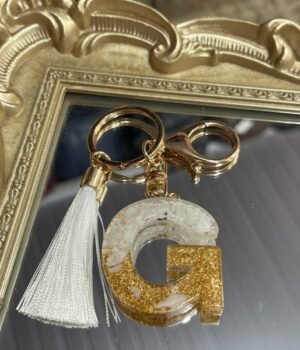 CHAVEIRO DE RESINA | LETRA G | DOURADO COM BRANCO