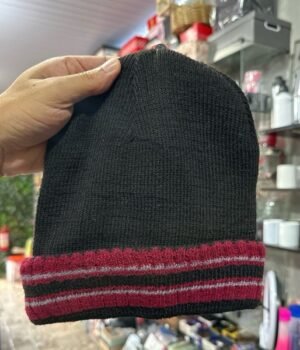 TOUCA ADULTO PRETO COM VERMELHO